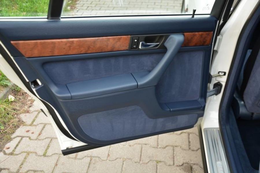 Детали интерьера BMW 740i (E32) 1992 года  (UK) (фото 49 из 170)